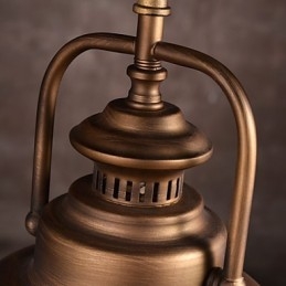 Retro Taklampa Med Metallparaplyskärm I Gammal Fabriksstil