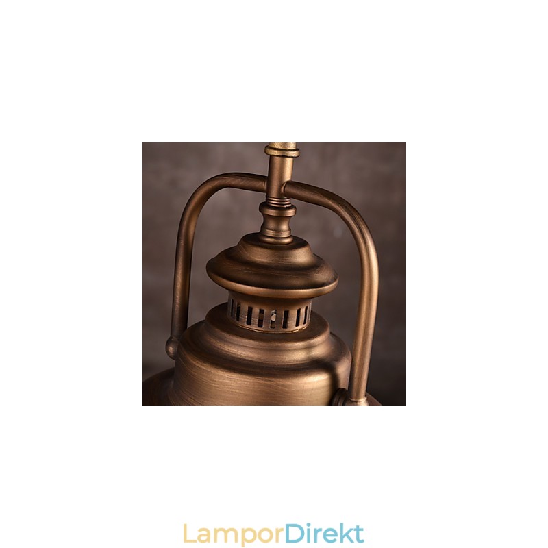 Retro Taklampa Med Metallparaplyskärm I Gammal Fabriksstil