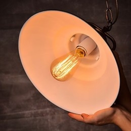 Retro Taklampa Med Metallparaplyskärm I Gammal Fabriksstil