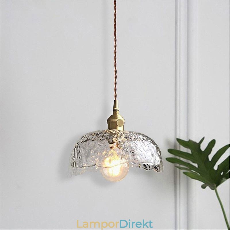 Oregelbunden Taklampa I Mässingsglas Hammarglastaklampa
