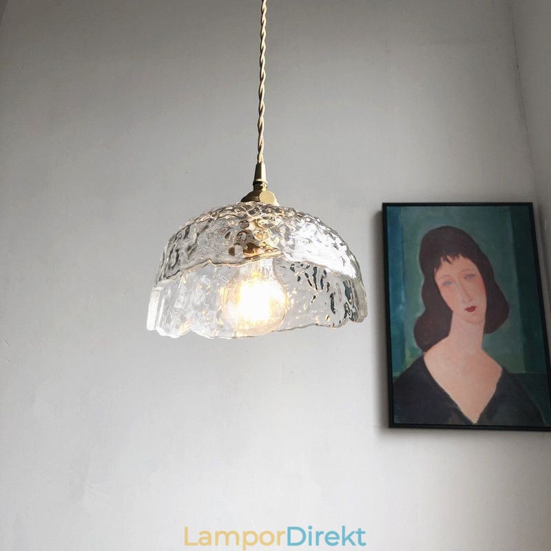 Oregelbunden Taklampa I Mässingsglas Hammarglastaklampa