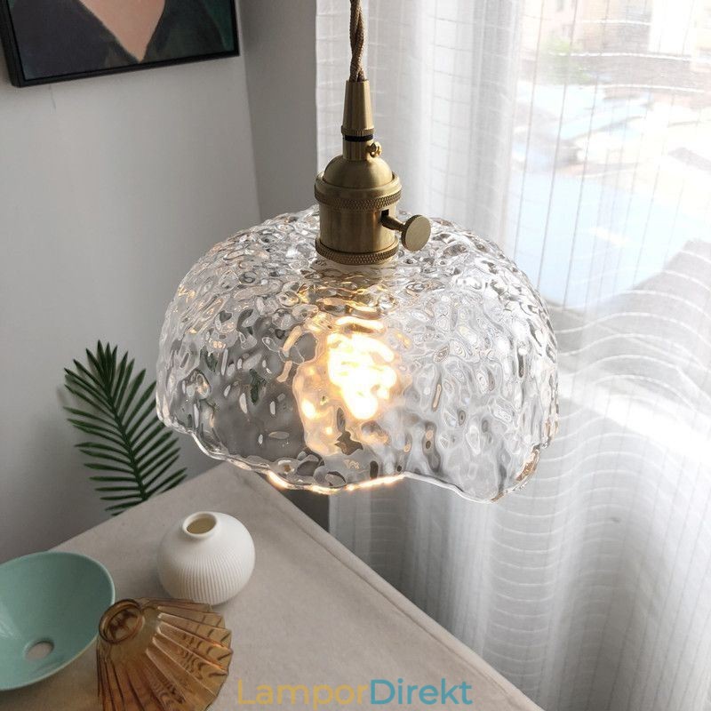 Oregelbunden Taklampa I Mässingsglas Hammarglastaklampa