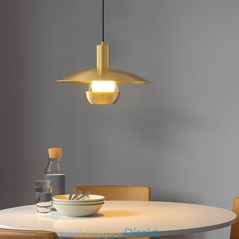 Pendellampa I Borstat Guld Med En Hängande Lampa