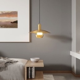 Pendellampa I Borstat Guld Med En Hängande Lampa