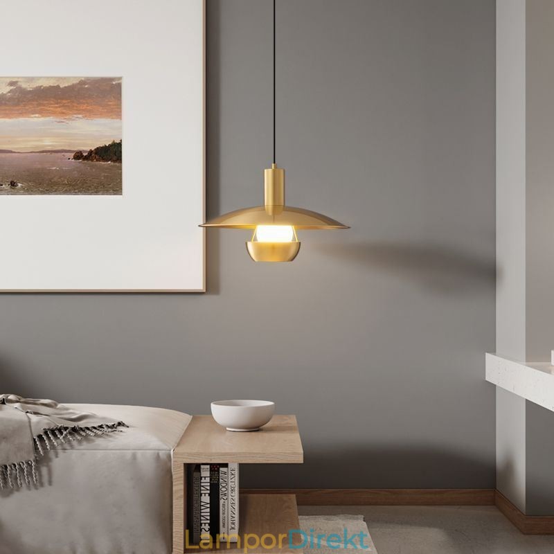 Pendellampa I Borstat Guld Med En Hängande Lampa