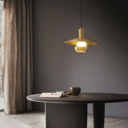 Pendellampa I Borstat Guld Med En Hängande Lampa