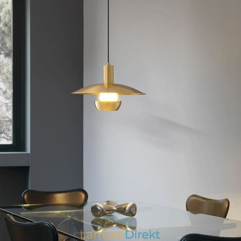 Pendellampa I Borstat Guld Med En Hängande Lampa