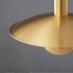 Pendellampa I Borstat Guld Med En Hängande Lampa