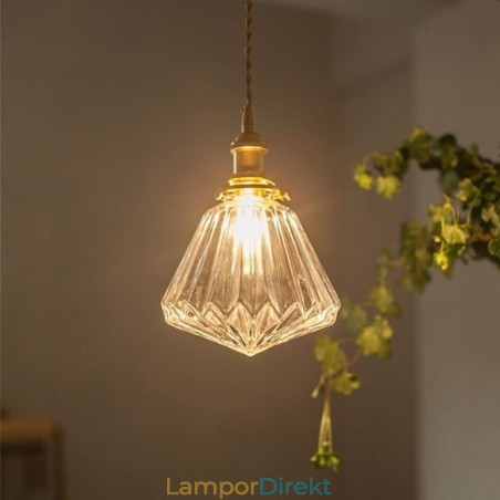 Pendellampa I Klar Diamant Med Ribbad Glas Pendellampa I Klar Diamant Med Ribbad Glas