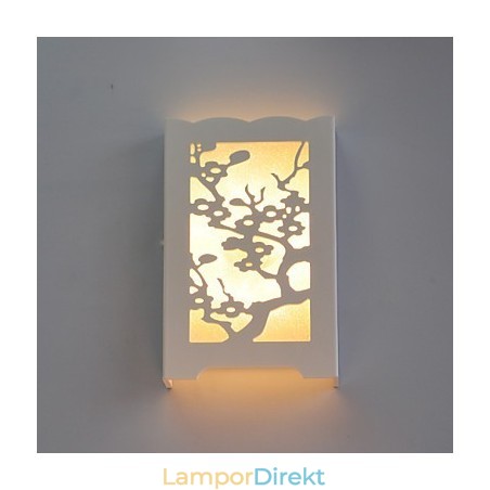 Vit Plum Flower Vägglampa Av Snida Mönster Eller Mönster På Träslöjdsljus Vit Plum Flower Vägglampa Av Snida Mönster Eller Mönster På Träslöjdsljus