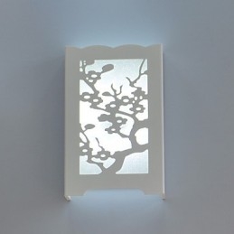 Vit Plum Flower Vägglampa Av Snida Mönster Eller Mönster På Träslöjdsljus