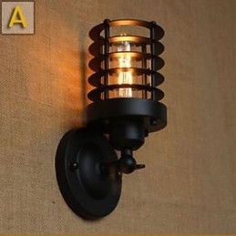 Mörk Halltrappa Balkongen På Huvudet På En Säng Dekorativ Vägglampa