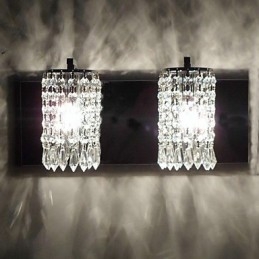 Modern Vägglampa Med Kristallhängen Och 2 Lampor I Polerad Krom