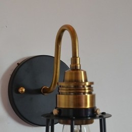 Minimalistisk Konstnärlig Vägglampa Med Svart Metallskelettskärm