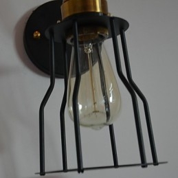 Minimalistisk Konstnärlig Vägglampa Med Svart Metallskelettskärm