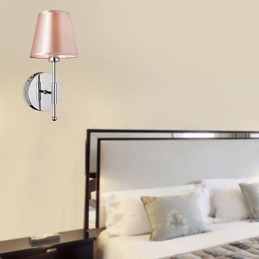 Enkel Designad Vägglampa I Varmt Ljus