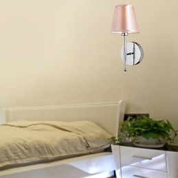 Enkel Designad Vägglampa I Varmt Ljus