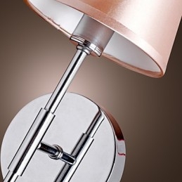 Enkel Designad Vägglampa I Varmt Ljus